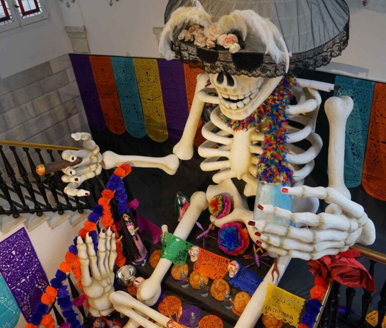 MEGA altar de muertos de Casa de México en España