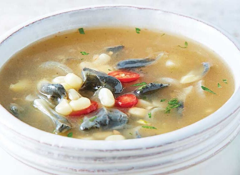 Sopa de huitlacoche con chile serrano | Entre Sabores