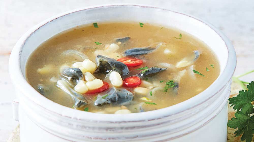 Sopa de huitlacoche con chile serrano | Entre Sabores