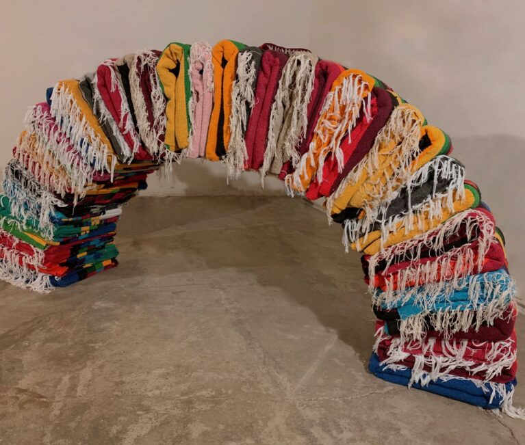 Conversación entre curadores con motivo de la inauguración de la exposición "Con aire popular"