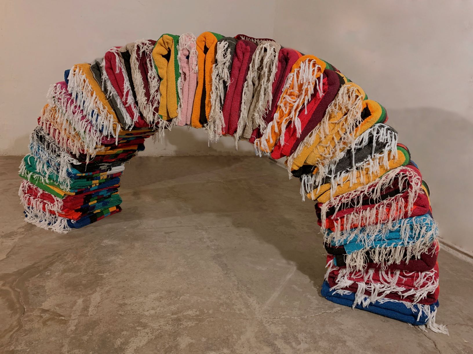 Conversación entre curadores con motivo de la inauguración de la exposición "Con aire popular"