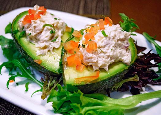 AGUACATES RELLENOS DE CEVICHE DE PALMITOS AGUACATES RELLENOS DE CEVICHE DE PALMITOS