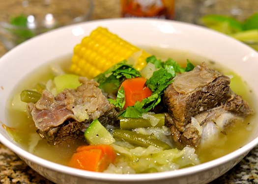 CALDO DE COSTILLA CON YUCA Y MAÍZ CALDO DE COSTILLA CON YUCA Y MAÍZ