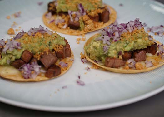 TACO DE SUADERO CON SALSA DE AGUACATE TACO DE SUADERO CON SALSA DE AGUACATE