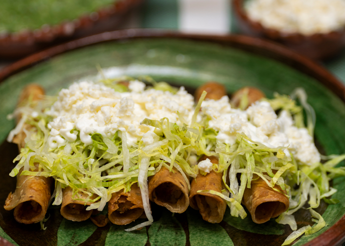 Tacos dorados de pollo