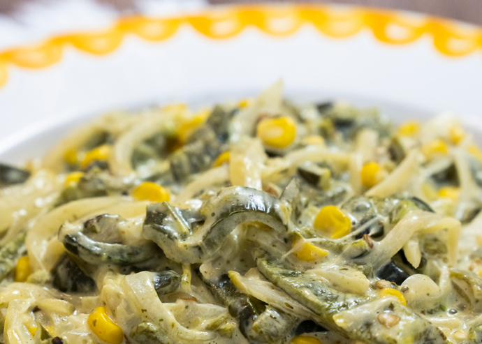 Rajas poblanas con maíz