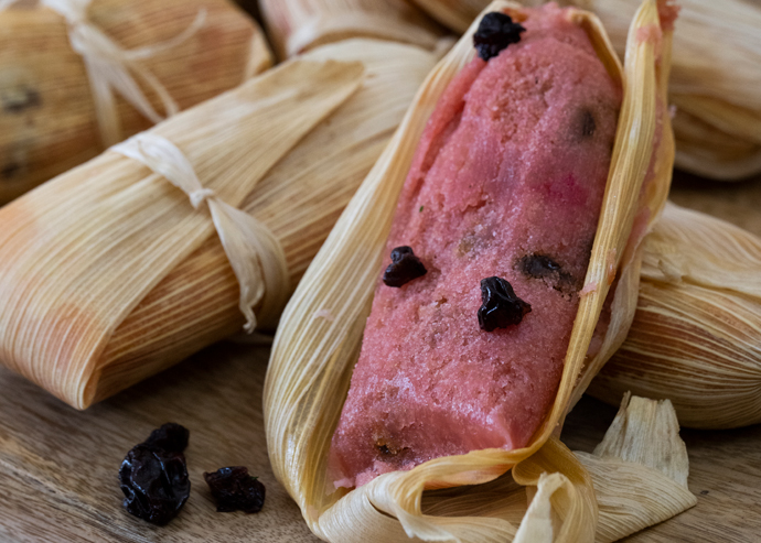 Tamales rosas con pasas