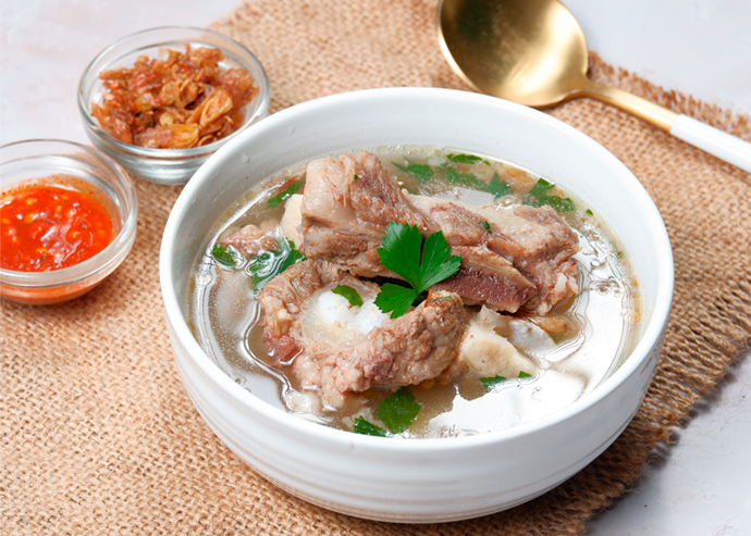 Caldo de costilla con yuca y maíz