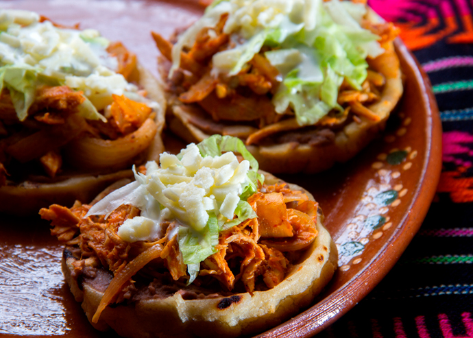 Sopes de costilla de cerdo en salsa de tomatillo