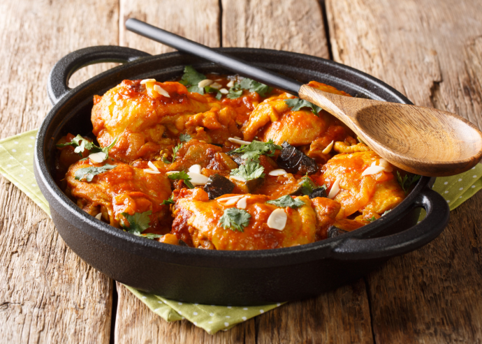 Guisado casero de pollo, papa y guajillo