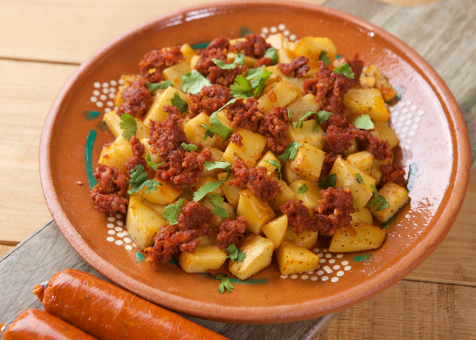 Tostadas de papa con chorizo