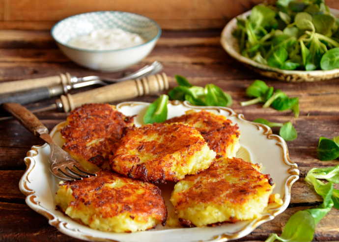 Tortitas de patata en caldillo rojo