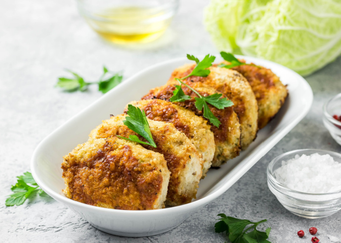 Croquetas de calabacín con queso feta en salsa de chile de árbol