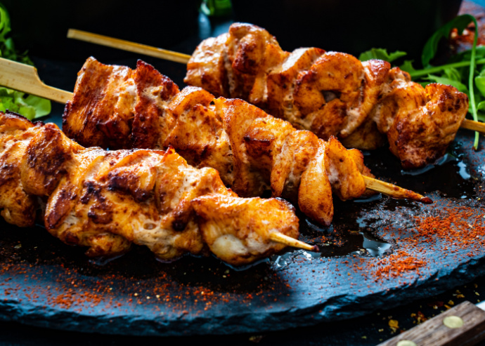 Brochetas de pollo glaseadas con tamarindo