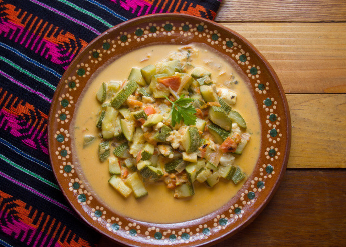 Calabacitas con rajas poblanas, queso fresco y tomatillo