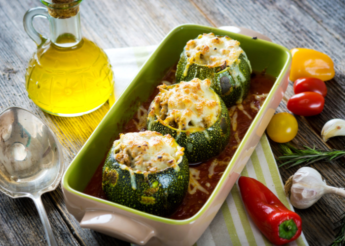 Calabacitas rellenas en salsa de chile pasillo