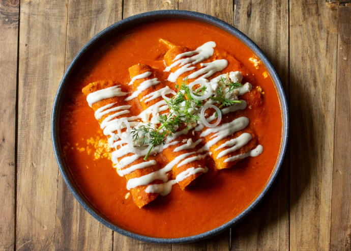 Enchiladas rojas con patatas en chile guajillo y ancho