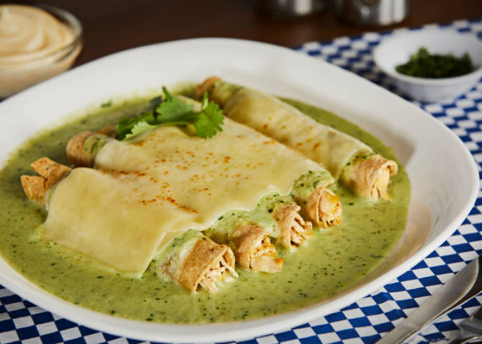 Enchiladas de pollo con salsa cremosa de tomate verde y aguacate