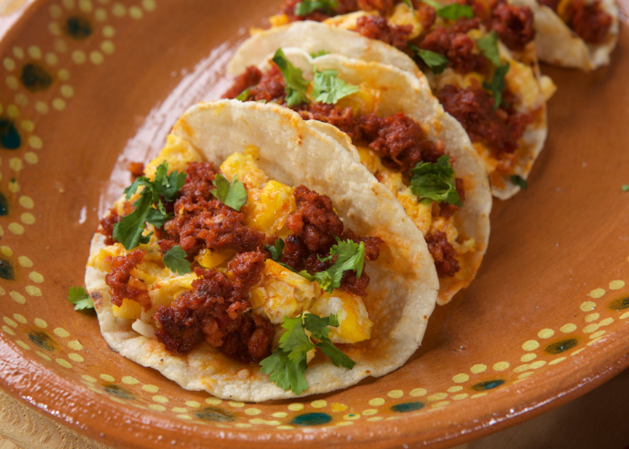 Tacos de patatas y chorizo 