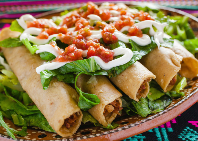 Tacos de picadillo con tortilla raspada