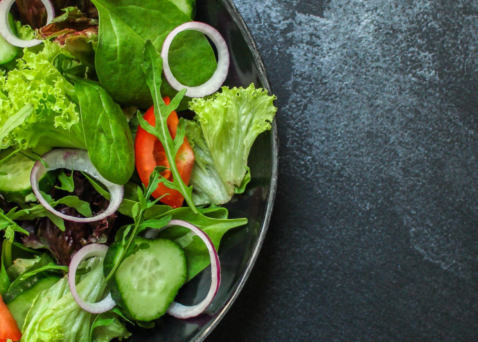 Ensalada de canónigos, tomate verde, y aguacate