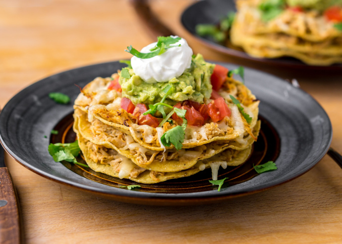 Tostadas de pollo con guacamole y tomatillo