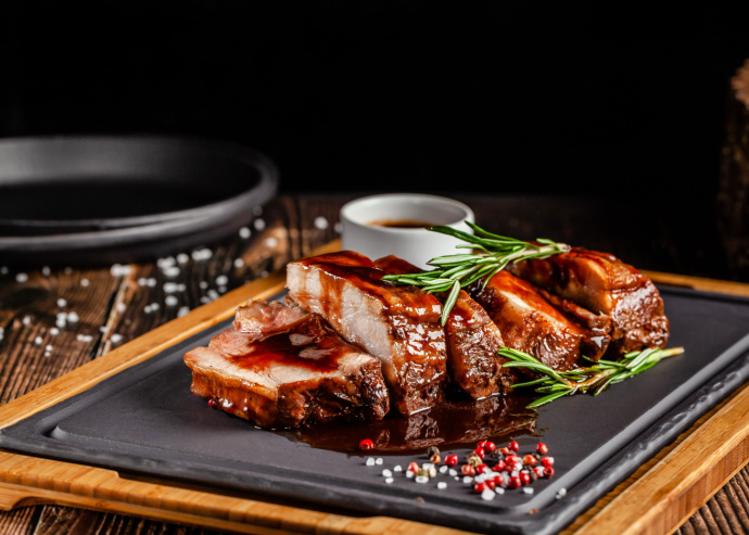 Costillas de cerdo glaseadas con salsa de tamarindo