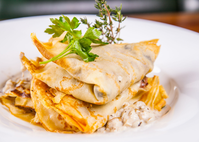 Crepas rellenas de pollo con salsa de elote