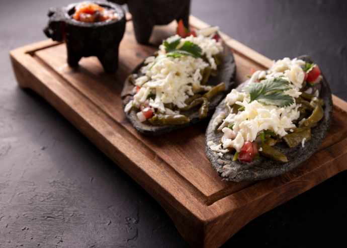 Tlacoyos de frijol y nopales