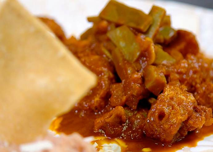 Chicharrón en salsa pasilla y nopalitos