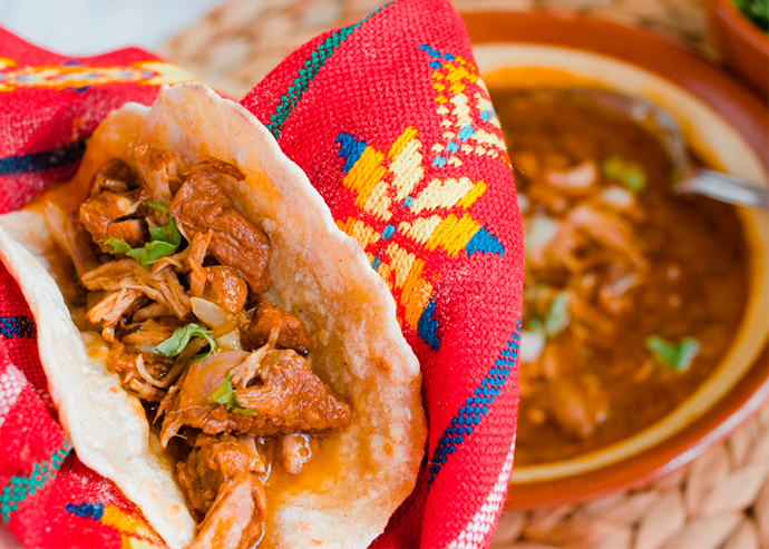 Guiso de carne con salsa roja asada y nopales