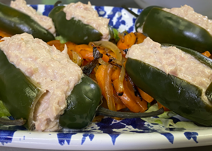 Si quieres aprender a hacer unos deliciosos chiles rellenos de atún, puedes probar esta buenísima receta de la chef Juana Luna Angeles del Restaurante Indiano.