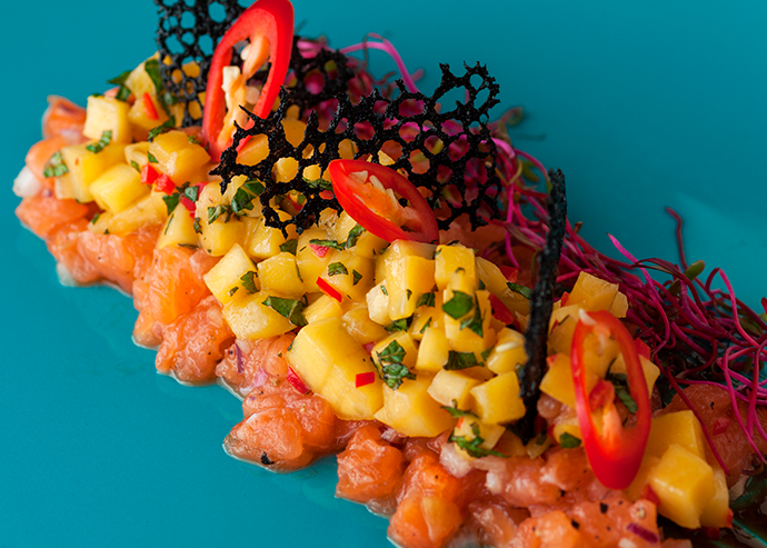 Tostaditas de mango con atún fresco