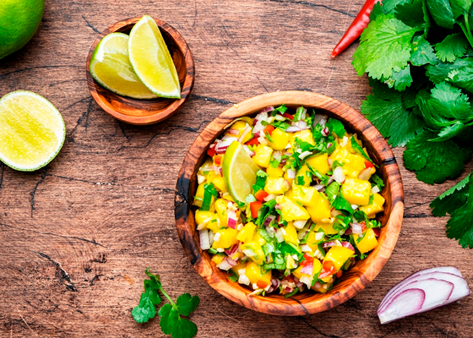 Salmón con costra con pico de gallo de mango