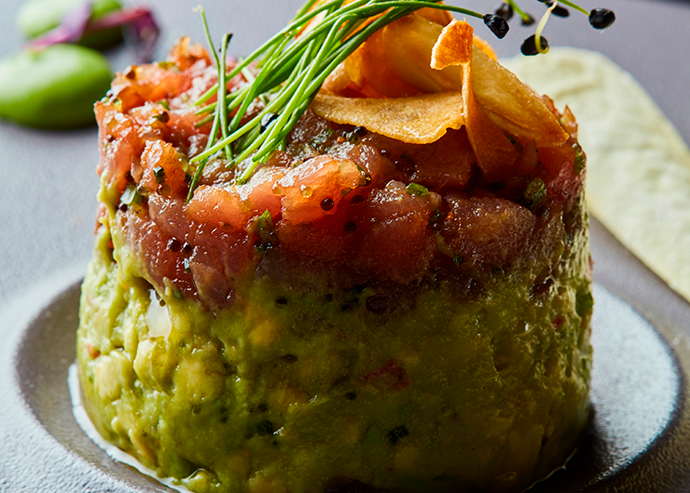 Tostadas de tartar de atún sobre cama de guacamole con mango 