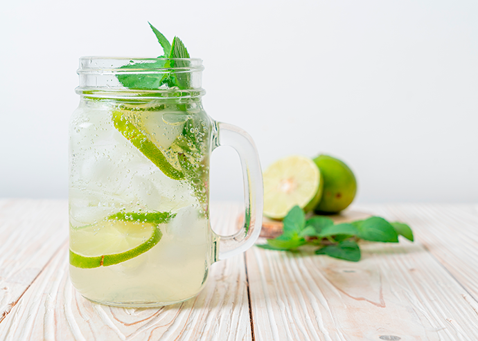 Agua de limón con hierbabuena 