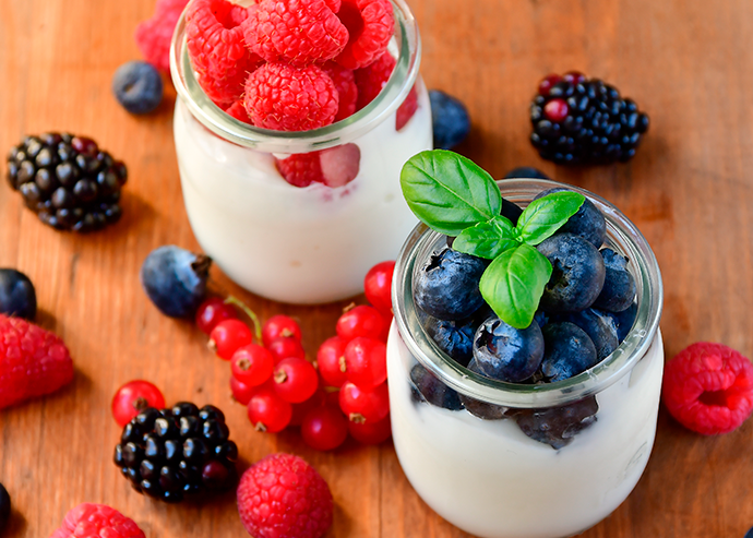 Gelatina de yogur con vainilla fresca, bañado de frutos del bosque y hierbabuena