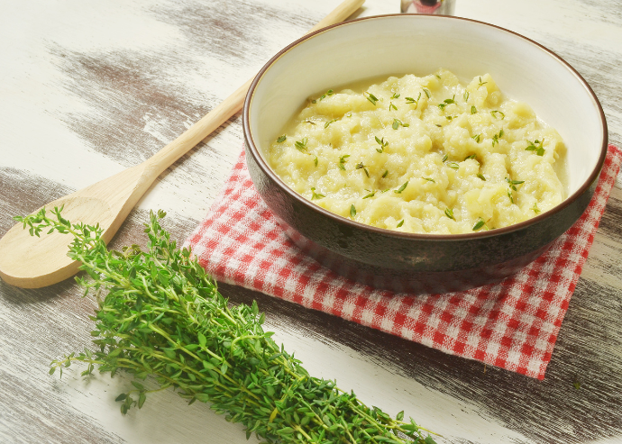 Crema de chayote, salmón ahumado y anacardos