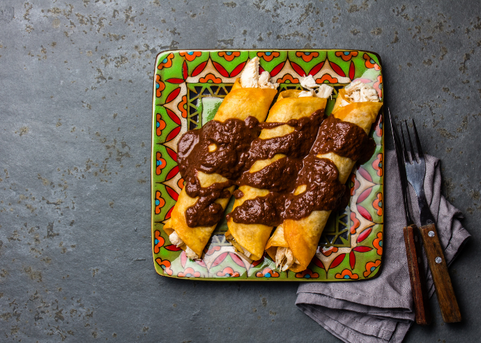 Enchiladas en salsa cremosa de cilantro y poblano