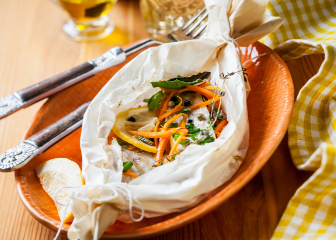 Pescado en papillote con hoja santa