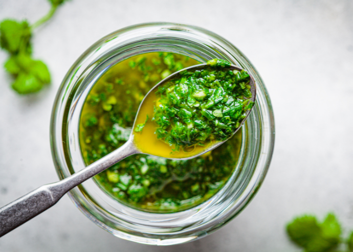 Quinoa con tiras de carne marinada y verduras con pesto de cilantro 