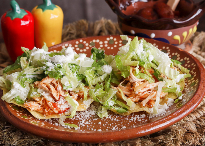 Tostadas de tinga de pollo verde