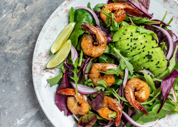 Ensalada de gambas con hoja de aguacate 