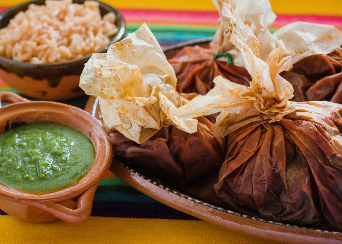 Mixiote de pescado en salsa verde con epazote