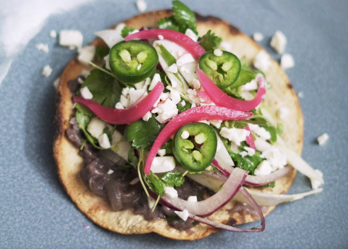 Tostadas de frijoles con hoja de aguacate y ensalada de cilantro