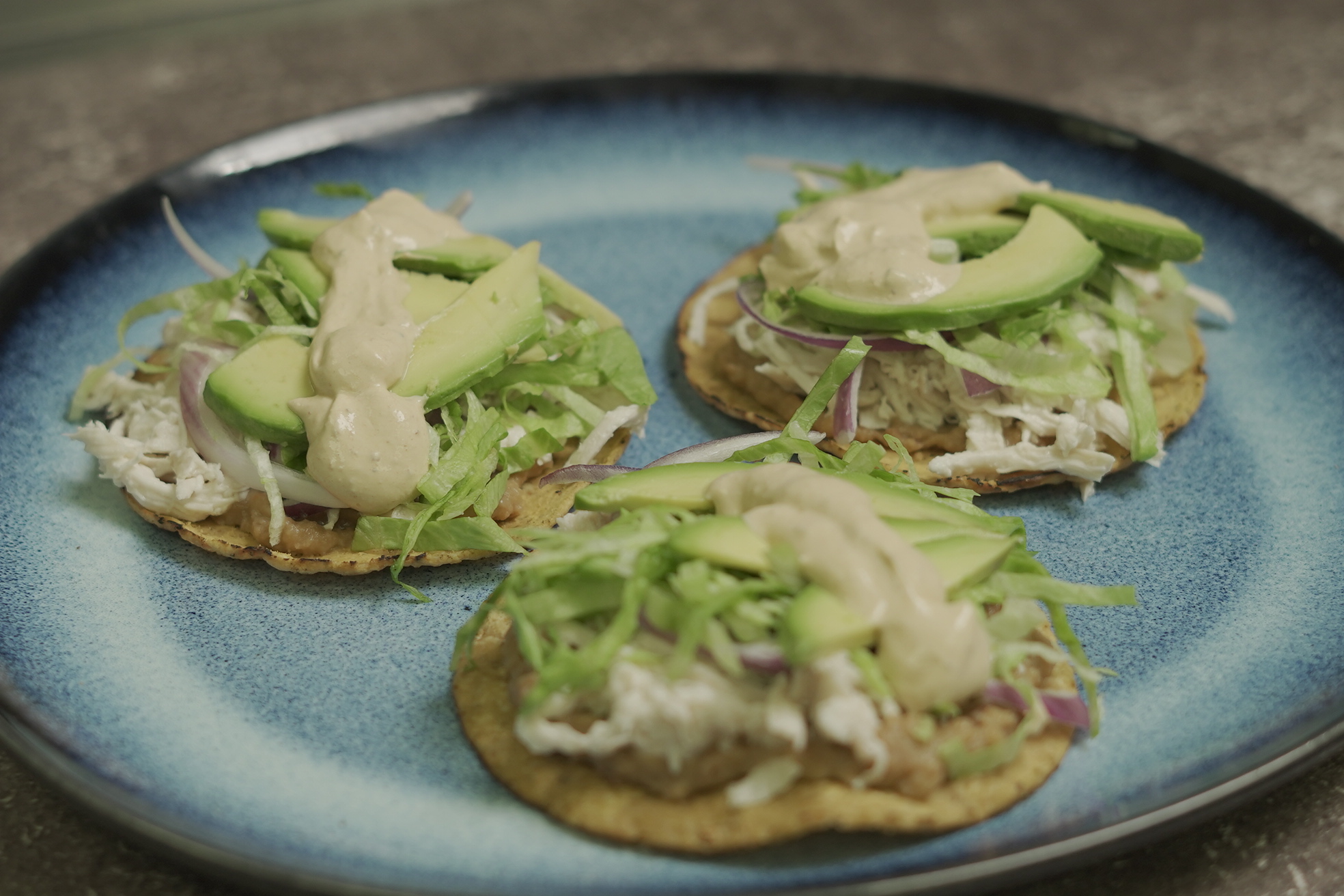 Tostadas de pollo y chipotle 