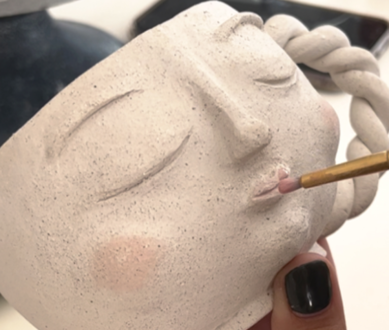 Hecho a mano | Barro en las manos: taller de cerámica artística en familia