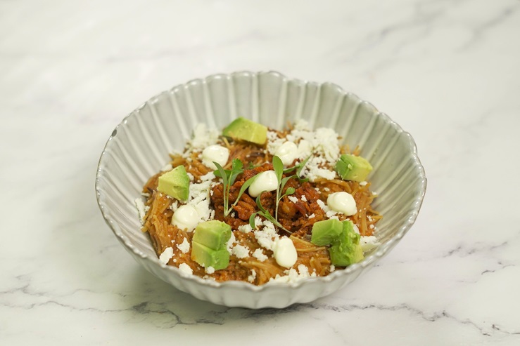 Fideo seco con chorizo y quesito