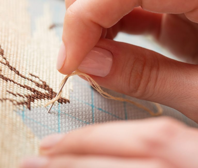 Hecho a mano | Taller de bordado mazahua: técnica de lomillo a dos agujas