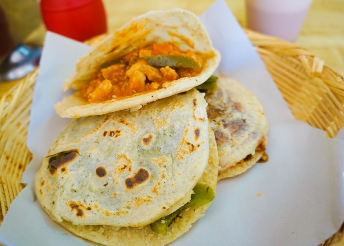Gorditas de maíz rellenas de pollo Gorditas de maíz rellenas de pollo